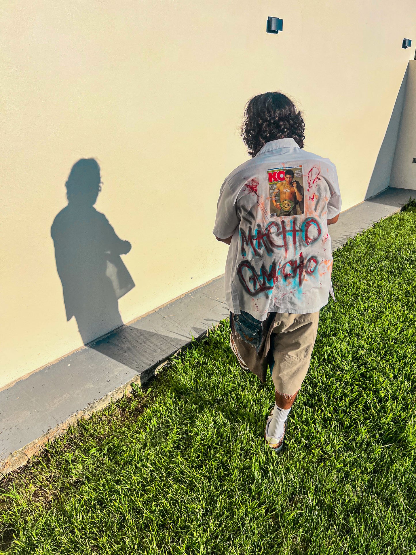 ITS MACHO TIME BUTTON TEE