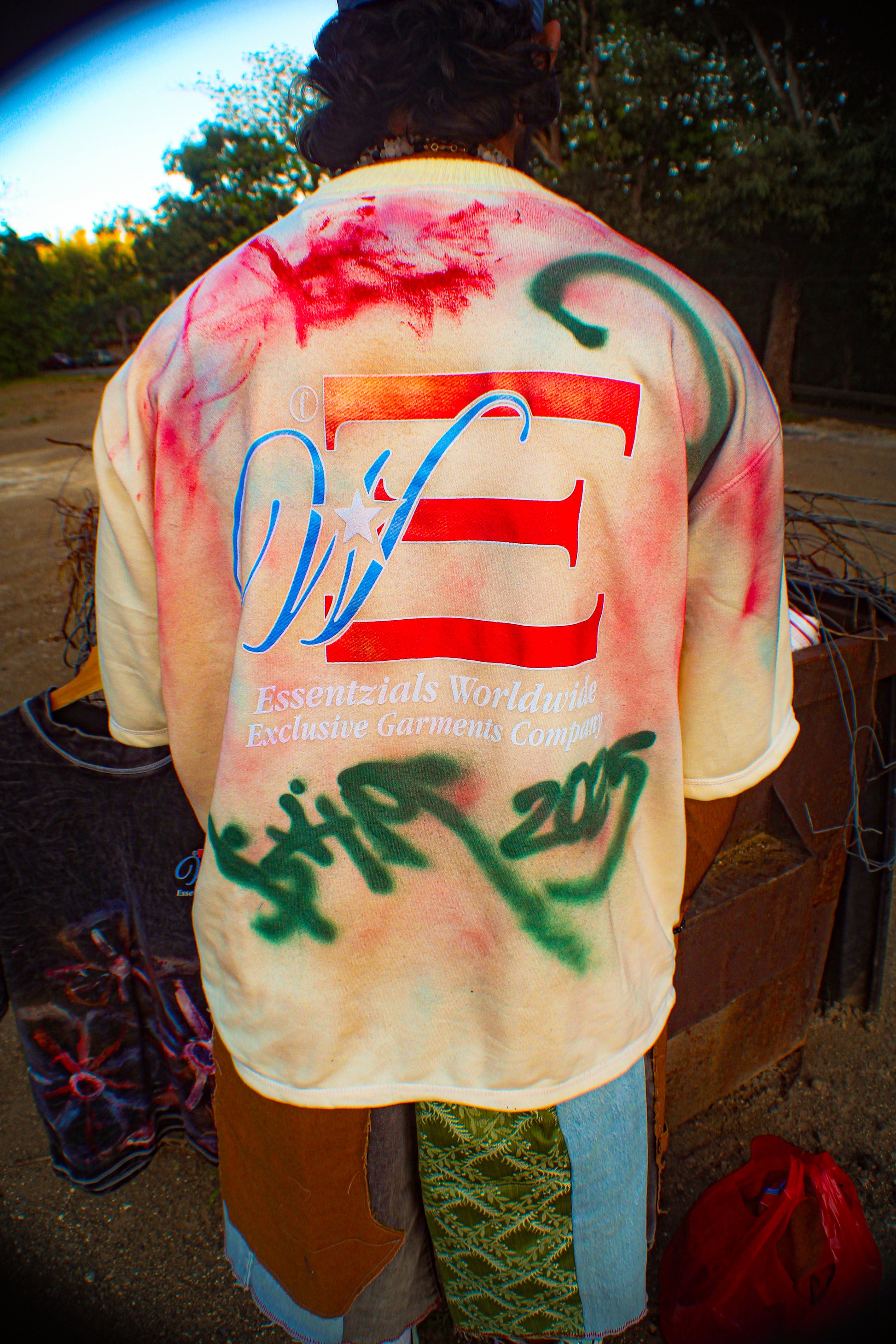 ESSENTZIALS GRAFFITI SIGNATURE TEE