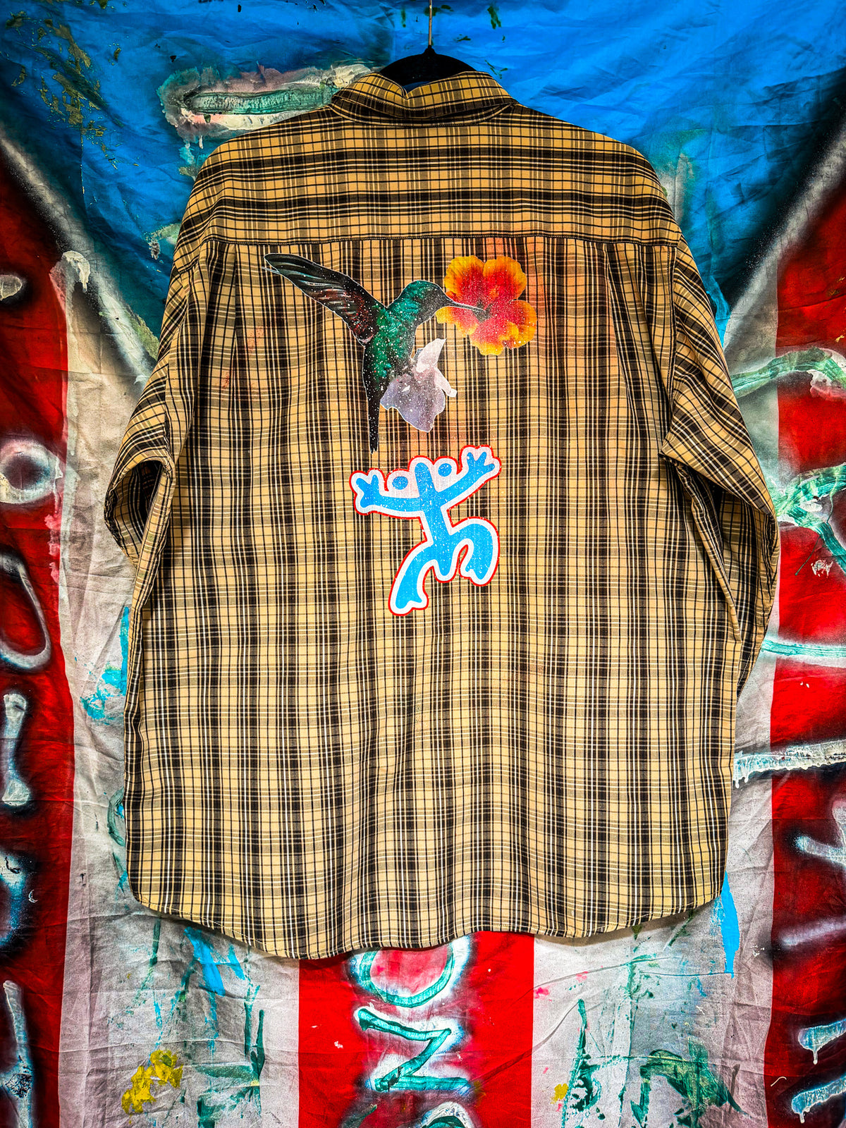 EL MUNDO ES MÍO BUTTON UP